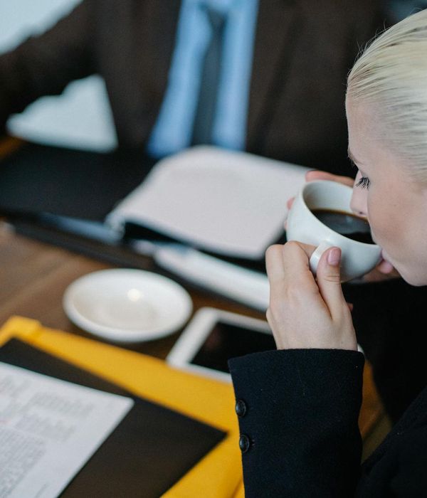 Professional woman in business attire investment analyst expert